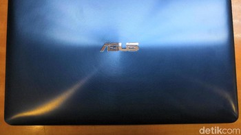 Ingin mengganti latar belakang presentasi powerpoint tanpa mengubah slide, cukup pilih latar belakang yang diinginkan lewat layar screenpad. (Foto: detIkINET/Muhamad Reza Sulaiman)