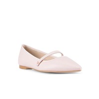 Di situs belanja Zalora, Anda bisa mendapati Mary Jane Pointed Flats yang diskon 50% menjadi Rp 150 ribuan. Sepatu keluaran brand Velvet ini yang manis untuk dipadukan dengan busana muslim warna putih. Foto: Zalora