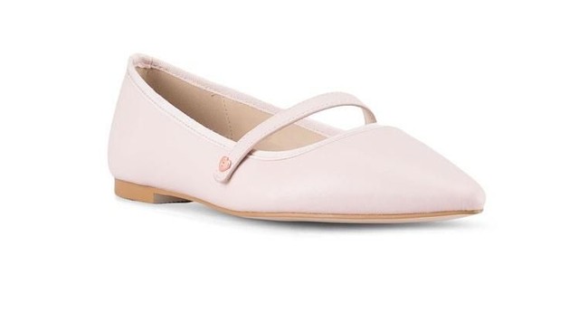 Di situs belanja Zalora, Anda bisa mendapati Mary Jane Pointed Flats yang diskon 50% menjadi Rp 150 ribuan. Sepatu keluaran brand Velvet ini yang manis untuk dipadukan dengan busana muslim warna putih. Foto: Zalora