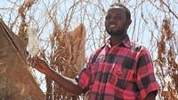 Di Kenya, seorang pengungsi Somalia, Adow Sheikh Aden (32) bergabung dengan Masyarakat Palang Marah Kenya (KRCS) untuk menanggulangi sampah yang semakin mendesak di Kenya. Aden bersama kawan-kawannya mengumpulkan sampah plastik untuk di daur ulang dan menghasilkan uang yang menjadi tumpuan hidupnya dan keluarganya. Nita Bhalla/Reuters.