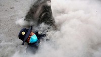 Seorang petugas penyelamat terjatuh saat berlari menghindari lava panas. Reuters/Luis Echeverria.