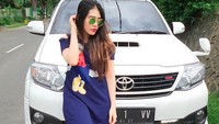 Via Vallen berpose di depan Fortuner putihnya. Foto: Instagram/viavallen