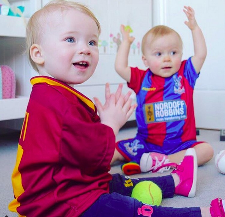 Pakai Jersey Bola, Bayi-bayi Ini Lucu Banget Pakai Jersey Bola, Bayi-bayi Ini Lucu Banget