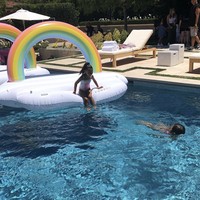 Para tamu kecil bersenang-senang di kolam renang yang diisi dengan pelampung berbentuk lucu. Foto: Dok. Instagram