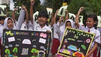 Di daerah Surabaya, sejumlah murid SDN Kaliasin 1 Surabaya membentangkan poster saat aksi memperingati Hari Lingkungan Hidup Sedunia. Antara Foto/Zabur Karuru.