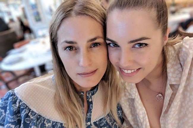 Model Amber Le Bon juga punya ibu yang awet muda. Sang ibu, Siapa sangka jika sang ibu, Yasmin Le Bon, yang merupakan mantan model terkena itu sudah 54 tahun? Amber sendiri adalah anak dari vokalis Duran Duran Simon Le Bon yang juga berprofesi sebagai model di Inggris. Foto: Twitter/Instagram