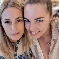 Model Amber Le Bon juga punya ibu yang awet muda. Sang ibu, Siapa sangka jika sang ibu, Yasmin Le Bon, yang merupakan mantan model terkena itu sudah 54 tahun? Amber sendiri adalah anak dari vokalis Duran Duran Simon Le Bon yang juga berprofesi sebagai model di Inggris. Foto: Twitter/Instagram