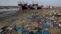Selain India, negara Vietnam juga masuk ke dalam daftar negara yang memiliki pengolaan sampah yang buruk. Sampah banyak berserakan di pantai-pantai provinsi Thanh Hoa, Vietnam. Nguyen Huy Kham/Reuters.