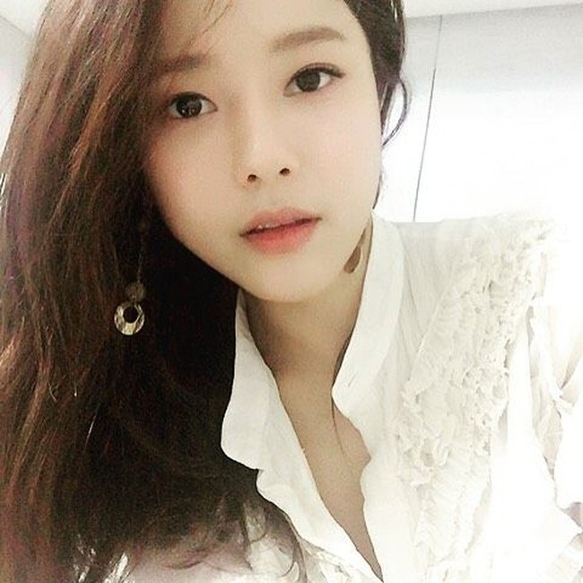 Ji Eun sendiri memang punya wajah yang cantik dan awet muda. Meski sudah berusia 36, tampak jika wajahnya mulus dan tanpa garis-garis halus. Foto: Instagram