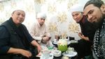 Ini Bukti Kalau Opick Doyan Ngopi dan Ngumpul Bareng Temannya