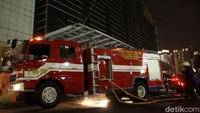 Petugas masih menangani kebakaran di gedung pusat niaga kawasan PRJ JIExpo Kemayoran, Jakarta.