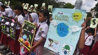 Anak-anak SD tersebut menggambar berbagai macam poster dengan tema perubahan iklim dan juga ajakan untuk masyarakat agar terus mencintai lingkungan dan tidak membuang sampah sembarangan. Antara Foto/Zabur Karuru.