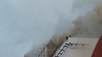 Petugas menerima informasi kebakaran ini pada pukul 17.05 WIB. Ada sebanyak 20 unit mobil pemadam kebakaran yang dikerahkan ke lokasi. (Foto: DPKP DKI)
