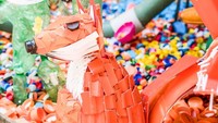 Bersama dengan sebuah organisasi lokal asal Meksiko FYJA, Dambo membuat proyek hutan masa depan yang diciptakan dari sampah plastik. Hutan ini dirancang menyerupai asli dengan diisi hewan-hewan seperti rubah, ular, burung, angsa, dan banyak hewan lainnya. Hutan ini juga memiliki jalan-jalan setapak dan sebuah kolam dengan jembatan menyeberang layaknya asli. Istimewa/Boredpanda.