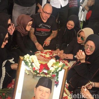 Air Mata Iringi Pemakaman Ayah Olla Ramlan