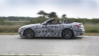 elain itu, BMW Z4 tersebut juga menghadirkan suspensi sport ceper dengan peredam yang bisa dikontrol secara elektronik, as roda depan yang baru dikembangkan, pelek ringan dari divisi M, sistem rem sport M, serta electronically controlled lock pada rear axle differential. Perlengkapan itu merupakan paket dari BMW M Performance untuk mobil roadster ini. Foto: Dok. BMW