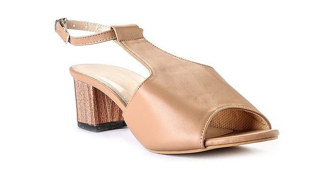 Banyak wanita yang memilih high heels untuk dikenakan di hari Lebaran. Jika ingin mencari opsinya yang harganya miring, Lilac dari brand AliveLoveArts berikut dapat dipertimbangkan. Item ini turun menjadi Rp 153 ribuan dari Rp 306 ribuan. Foto: Zalora