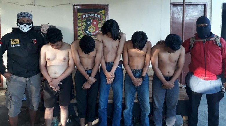 Miris! 5 Mapala Ini Pesta Ganja di Kampusnya di Makassar Miris! 5 Mapala Ini Pesta Ganja di Kampusnya di Makassar