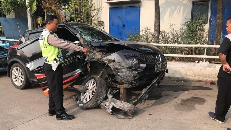  Mobil  Anisa Bahar Kecelakaan  di Jakut Ini Dugaan Penyebabnya