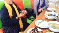 Makan di salah satu restoran yang sediakan beragam sajian tradisional, Opick sekaligus melelang dua cincinnya. Hal itu ia lakukan sebagai aksi penggalangan dana untuk Palestina. Foto: KNRP