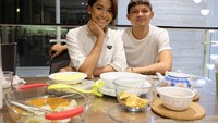 Sedang menikmati apa ya? Syamsir Alam terlihat romantis buka puasa bersama sang pacar. Foto: Instagram @syamsir11alam