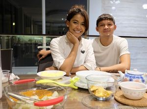 Romantis! Ini Lho Gaya Makan Pesepak Bola Syamsir Alam Bareng Kekasih
