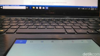 Mode kedua adalah extension screen, di mana beberapa program seperti Microsoft Office bisa menampilkan tools tambahan di layar screenpad.  (Foto: detIkINET/Muhamad Reza Sulaiman)