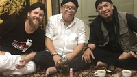 99 masjid..keren abis, tulis Opick. Lagi-lagi menyesap secangkir kopi. Kira-kira ia berfoto dengan siapa saja ya itu? Foto: Instagram opick_tomboati
