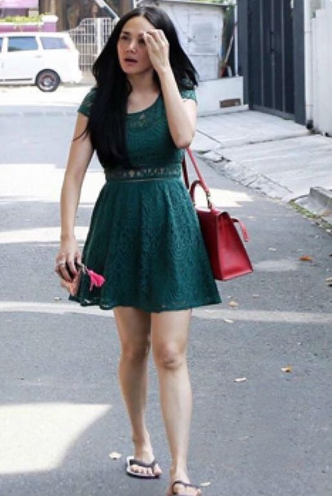 Penyanyi Mulan Jameela pernah tertangkap kamera memakai dress dan sandal jepit serta menenteng tas Hermes Kelly berwarna merah seharga US$ 18.000 atau sekitar Rp 249 juta. Tas yang dibawa Mulan pun menurut netizen barang KW. Foto: Instagram