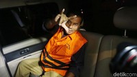 Foto: Saat masuk mobil, Tasdi kembali memperlihatkan salam metal. (Ari Saputra-detikcom)