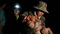 Tentara membopong balita yang terluka akibat letusan gunung. Reuters/Luis Echeverria.