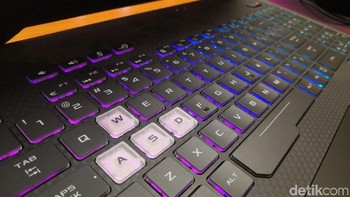 Bedanya pada SCAR II highlight ada di tuts WASD, sementara untuk HERO II, tuts QWER yang di highlight, tambah Firman. (Foto: detIkINET/Muhamad Reza Sulaiman)