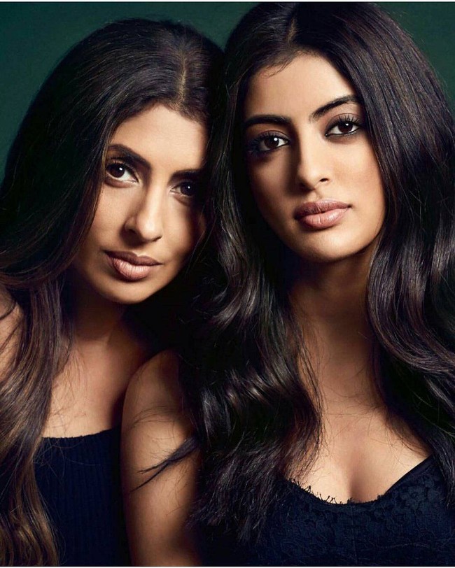 Dari India, ada pasangan ibu-anak Navya Naveli Nanda dan Shweta Bachchan Nanda yang juga sulit dibedakan. Navya (sebelah kanan) adalah aktris Bollywood berusia 21 tahun sementara ibunya adalah pebisnis fashion 44 tahun.  Foto: Twitter/Instagram