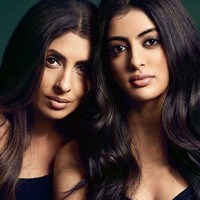 Dari India, ada pasangan ibu-anak Navya Naveli Nanda dan Shweta Bachchan Nanda yang juga sulit dibedakan. Navya (sebelah kanan) adalah aktris Bollywood berusia 21 tahun sementara ibunya adalah pebisnis fashion 44 tahun.  Foto: Twitter/Instagram