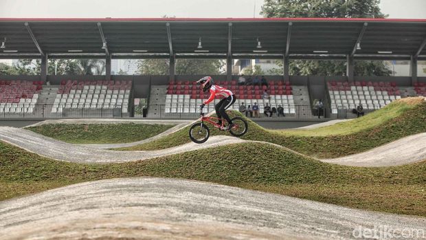 Elga Kharisma Novanda menjajal trrek balap sepeda BMX di Pulo Mas, Jakarta. 