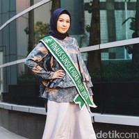 Wardrobe: KAMI. Fotografer: Niko W/detikcom. Makeup Artist: Mirabella Cosmetics. Lokasi: Gedung Bank Mega, Tendean Jakarta. Stylist: Silmia Putri. Model: Maya Shafira. [Pemenang ketiga Sunsilk Hijab Hunt 2018]