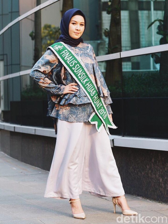 Wardrobe: KAMI. Fotografer: Niko W/detikcom. Makeup Artist: Mirabella Cosmetics. Lokasi: Gedung Bank Mega, Tendean Jakarta. Stylist: Silmia Putri. Model: Maya Shafira. [Pemenang ketiga Sunsilk Hijab Hunt 2018]