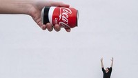 Hmmm kalau kaleng Coca Colanya benar-benar sebesar itu, berarti tangan siapa yang bisa-bisanya menggenggam minuman kaleng itu, ya? Foto: Instagram anniset