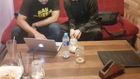 Bersama dengan rekannya, Alvin pun terlihat sibuk membicarakan soal bisnis yang hendak ia bangun. Tentunya sambil menyantap minuman. Foto: Instagram @alvin_411