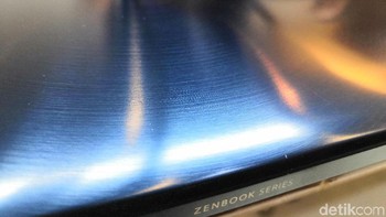 Screenpad juga memiliki aplikasi yang bisa digunakan langsung seperti kalender, kalkulator dan number pad. (Foto: detIkINET/Muhamad Reza Sulaiman)