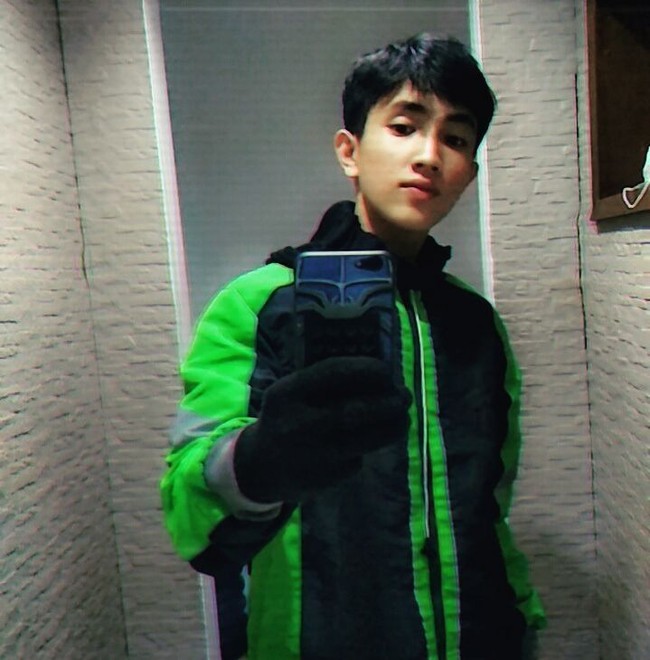 Eh kembaran tapi beda profesi, begitu keterangan yang ditulis oleh Angga di Instagramnya ketika mengunggah fotonya bersama pemain sinetron berdarah campuran Indonesia-Jerman itu. Foto: Facebook