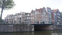 Panorama dari atas kanal, terlihat banyak bangunan di Amsterdam yang khas (Afif Farhan/detikTravel)