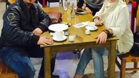 Menyesap secangkir kopi bersama sang istri, Dian dan salah satu rekan kerjanya jadi momen menarik Opick saat sedang berada di Batu, Malang. Foto: Instagram opick_tomboati