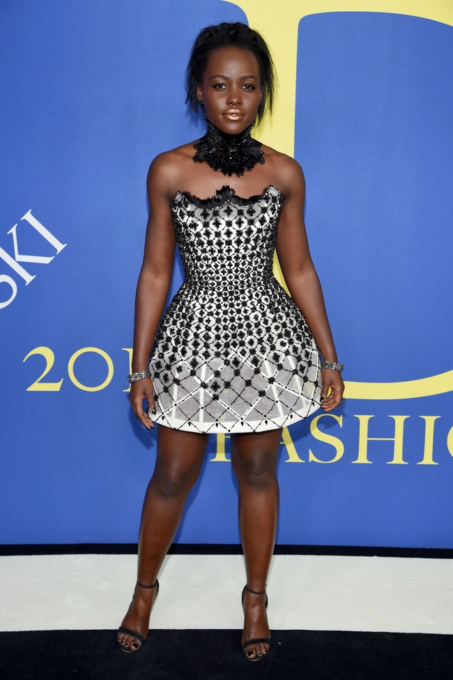 Lupita Nyongo tampil playful memakai gaun struktural dari Versace. Foto: Dok. Getty Images