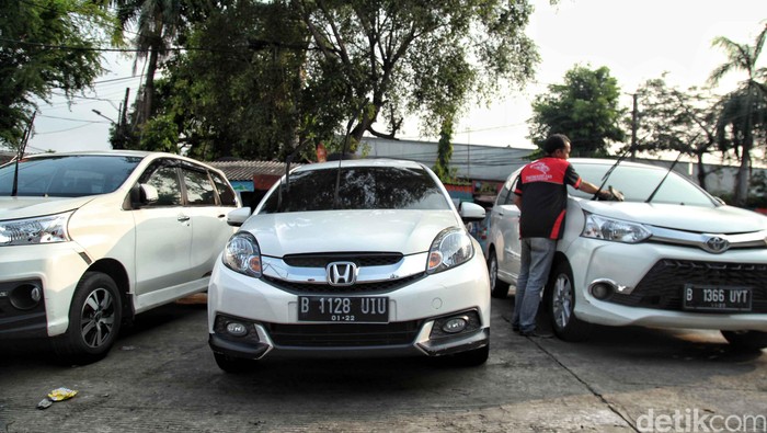 Jelang Lebaran, permintaan mobil rental meningkat. Seperti yang terjadi di salah satu di pusat mobil rental di Jalan Tongkol, Tanjung Priok, Jakarta Utara.