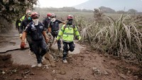 Tim SAR berhasil mengevakuasi korban dari lereng gunung. Reuters/Luis Echeverria.