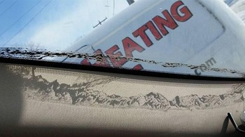 Kotoran di kaca depan mobil menghasilkan bayangan seperti pegunungan. Foto: boredpanda