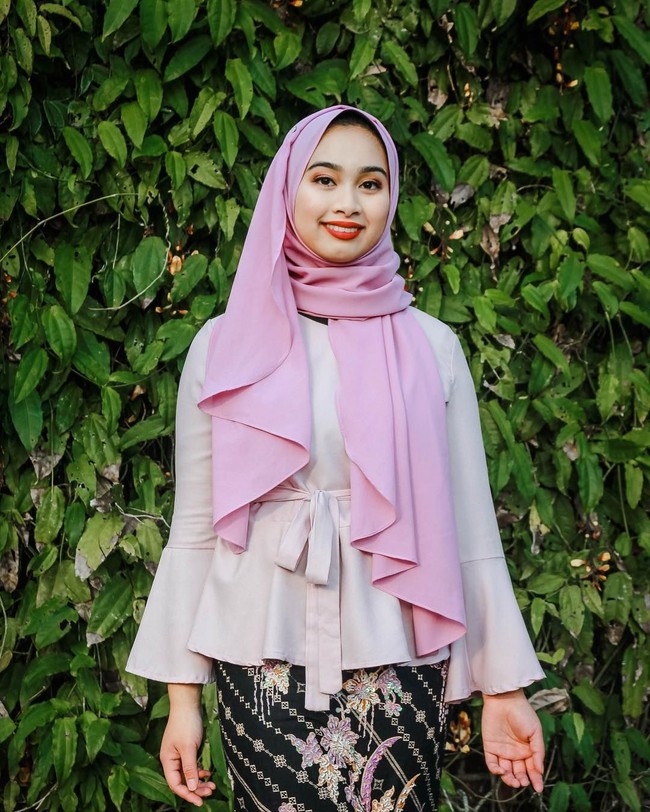 Gaya hijab Nurul pun cukup sederhana. Ia memakai shawl dengan gaya yang sama dengan hampir semua hijabers di Malaysia dan Indonesia. Foto: Instagram Nurul Shamsul