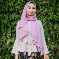 Gaya hijab Nurul pun cukup sederhana. Ia memakai shawl dengan gaya yang sama dengan hampir semua hijabers di Malaysia dan Indonesia. Foto: Instagram Nurul Shamsul