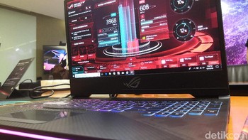 Perbedaan dua laptop gaming ROG ini hanya terletak pada keyboard. Di desain mirip dengan keyboard desktop, SCAR II dan HERO II didukung RGB backlight yang bisa disinkronisasi dengan Aura sync ke perangkat ROG lainnya. (Foto: detIkINET/Muhamad Reza Sulaiman)